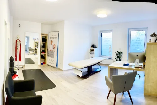 Behandlungsraum mit Liege Liebscher & Bracht Praxis Thomas Dietter